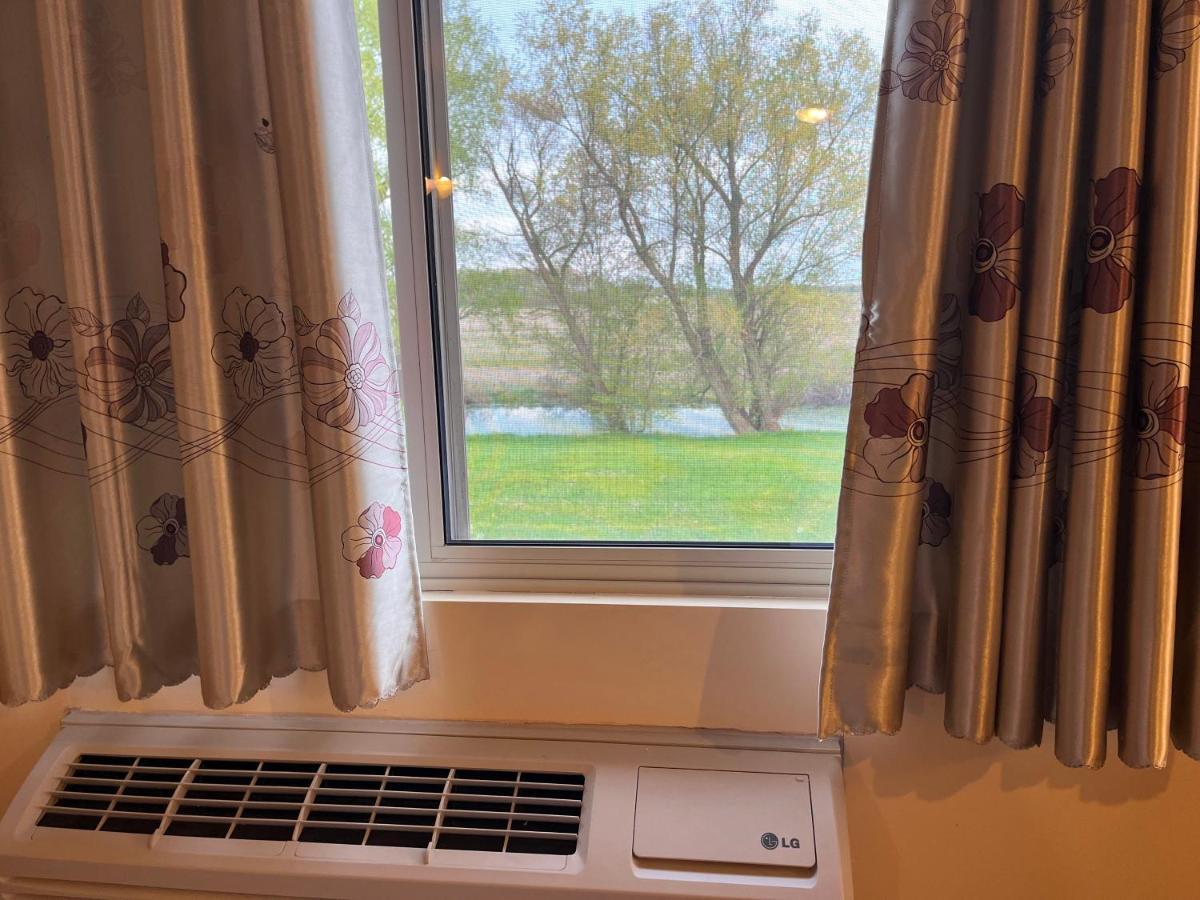 Fairview Inn Simcoe Bagian luar foto